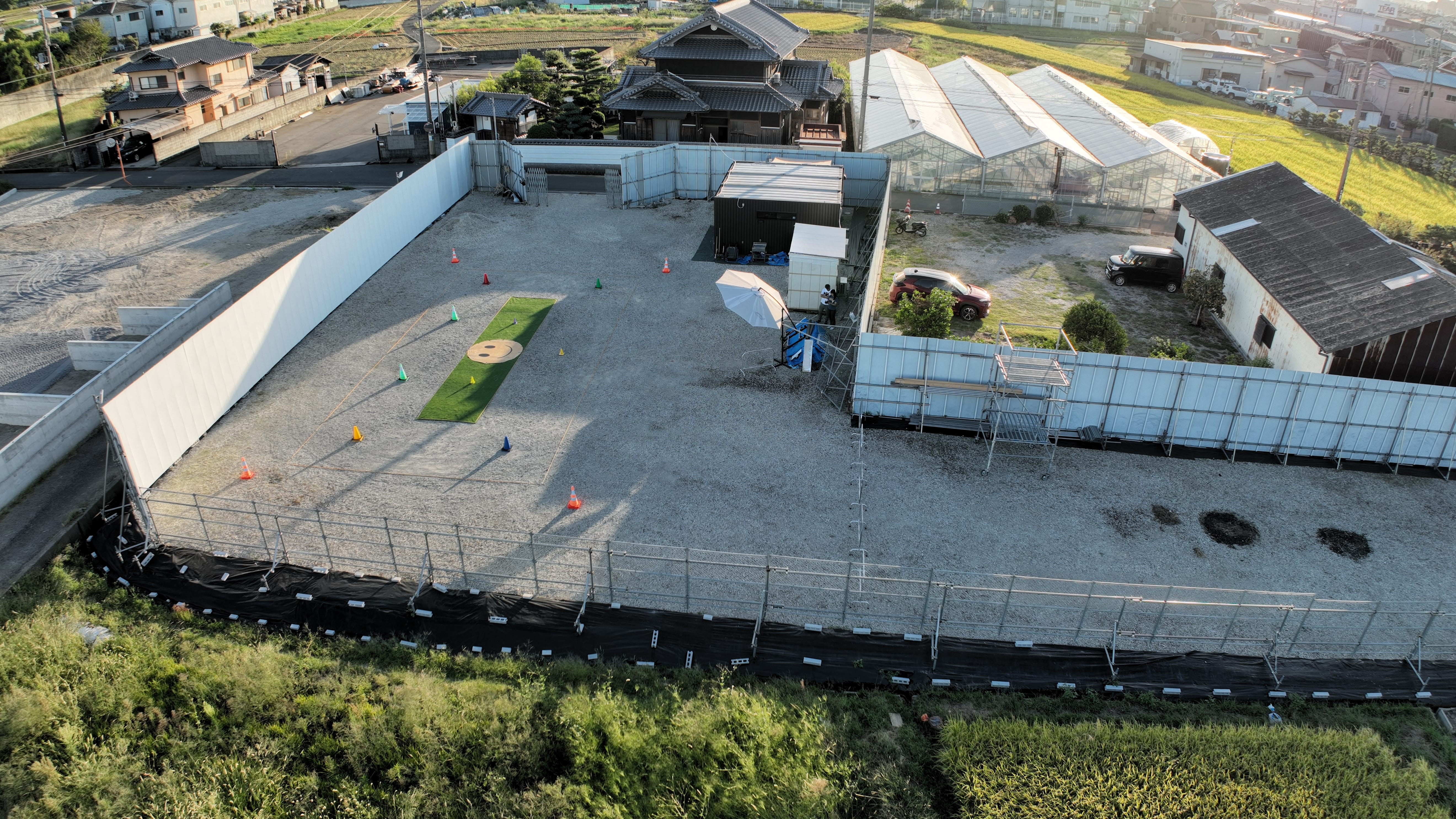 室内ラボでドローンの機体チェックを行う受講生とインストラクター