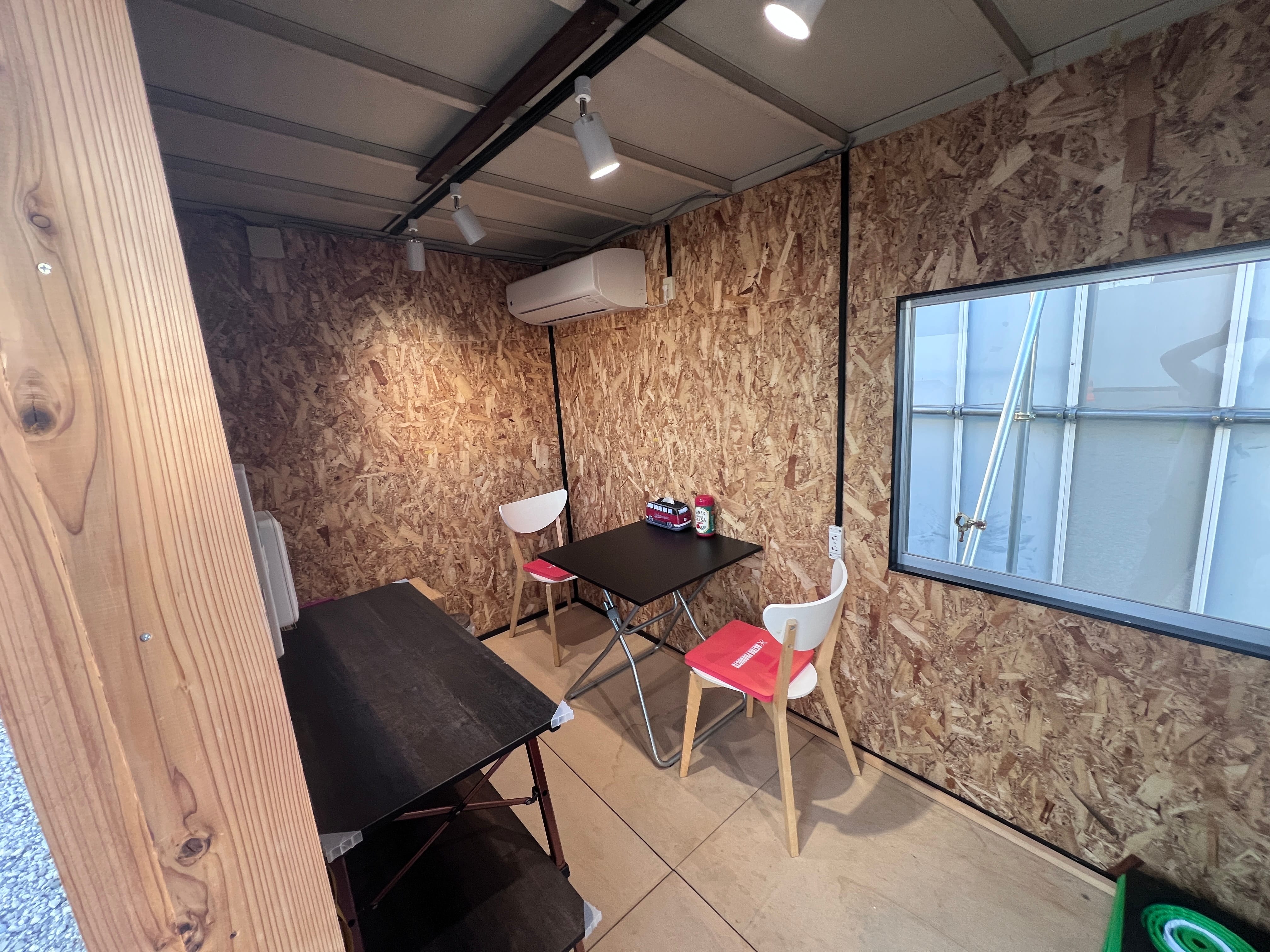 広い室内ホールで講習準備を進める受講生とインストラクター